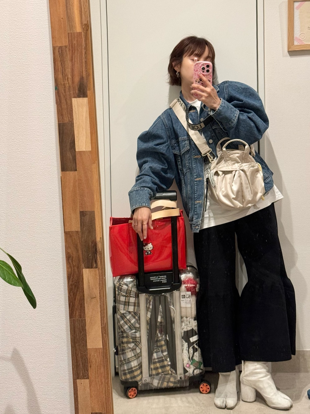 「オトナカジュアル、CFCL、シーエフシーエル、高橋愛、154cm、デニムジャケット、Tシャツ、ニットパンツ、tabi、足袋ブーツ、ポーター、beautiful people、holiday」｜「BEAMS JAPANのアイテム（バッグ、レッド系）」を使った、高橋愛さん（レディース・154cm）の春コーディネートの1枚目の写真
