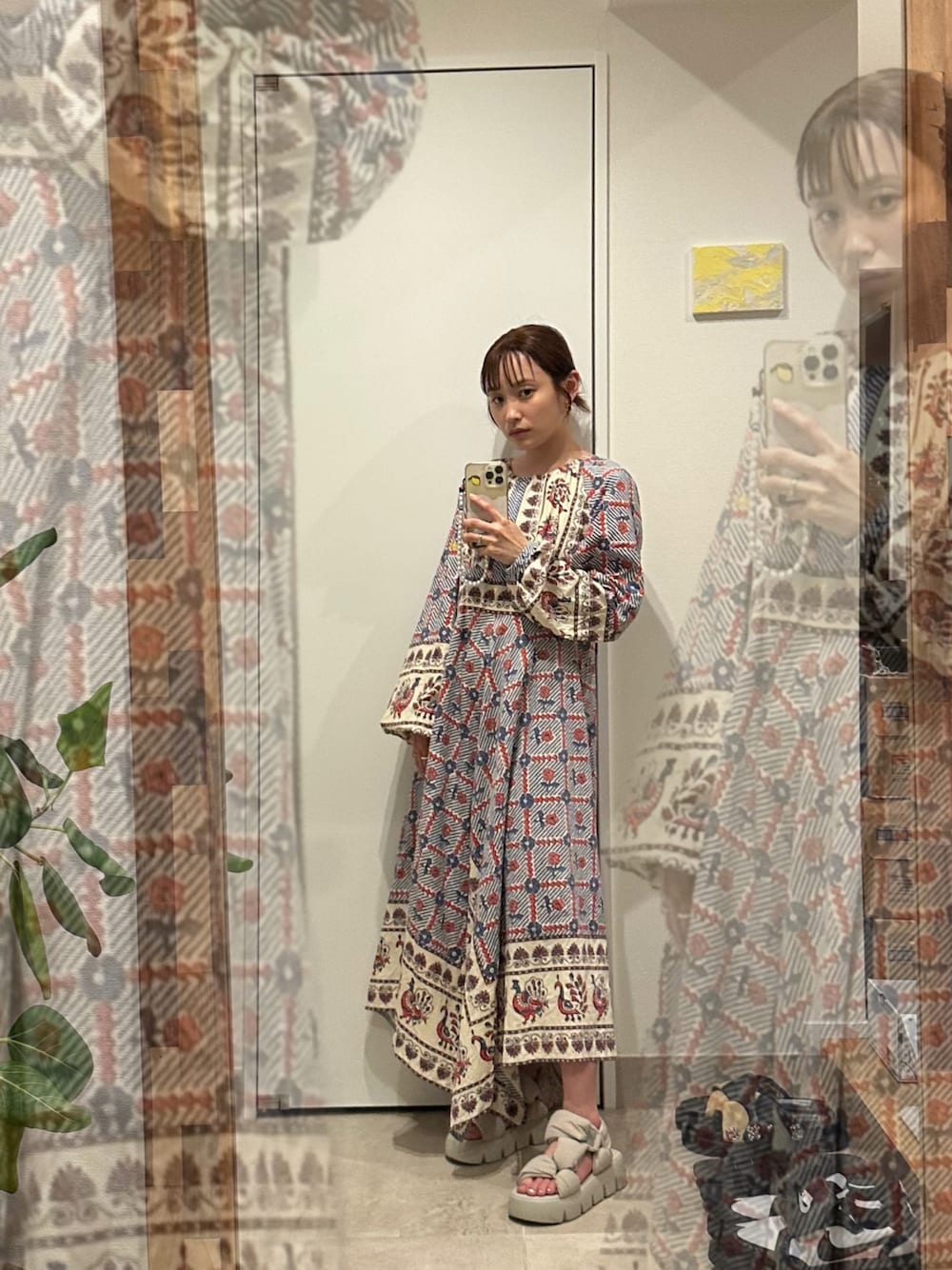 「FREAKS STORE、freada、フリーダ、高橋愛、154cm、ロングワンピース」｜「STEVE MADDENのアイテム（サンダル、ホワイト系）」を使った、高橋愛さん（レディース・154cm）の夏コーディネートの1枚目の写真