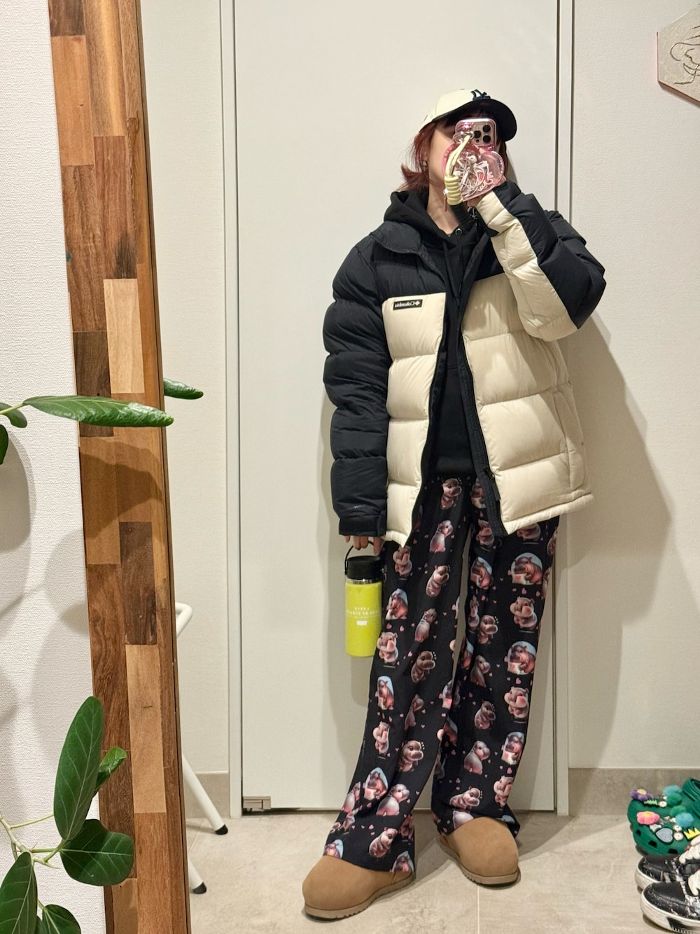 「UGG、アグ、UGGサンダル、スリッポン、厚底、154cm、Columbia、コロンビア、Thai」｜「ColumbiaのColumbia/ ブーローポイントIIIダウンジャケット /コロンビア /軽量 /防寒（ダウンジャケット/コート、ホワイト系）」を使った、高橋愛さん（レディース・154cm）の春コーディネートの1枚目の写真