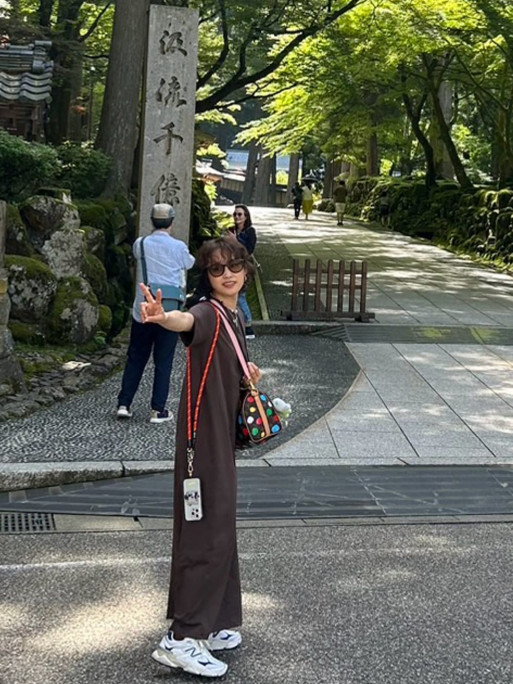 「Tシャツ、154cm、シャツワンピ、スニーカー、sneakers、New Balance、お寺巡り、永平寺、ふくいブランド大使」｜「AURALEEの＜AURALEE（オーラリー）＞コットン マキシワンピース ■■■（ワンピース、ブラウン系）」を使った、高橋愛さん（レディース・154cm）の夏コーディネートの1枚目の写真