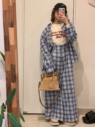 「HOLIDAY（ホリデイ）のCHECK DRAWSTRINGS SUPER WIDE PANTS チェックドローストリングススーパーワイドパンツ（スラックス）」を使った、高橋愛さん（レディース・154cm）の春コーディネート