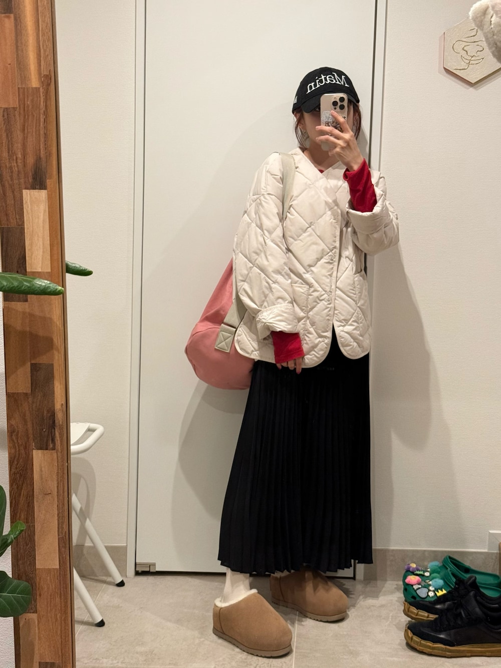 「UNIQLO C、JW Anderson x UNIQLO、プリーツスカート、プリーツワンピース」｜「UNIQLOのアイテム（ワンピース/ドレス、ブラック系）」を使った、高橋愛さん（レディース・154cm）の春コーディネートの1枚目の写真