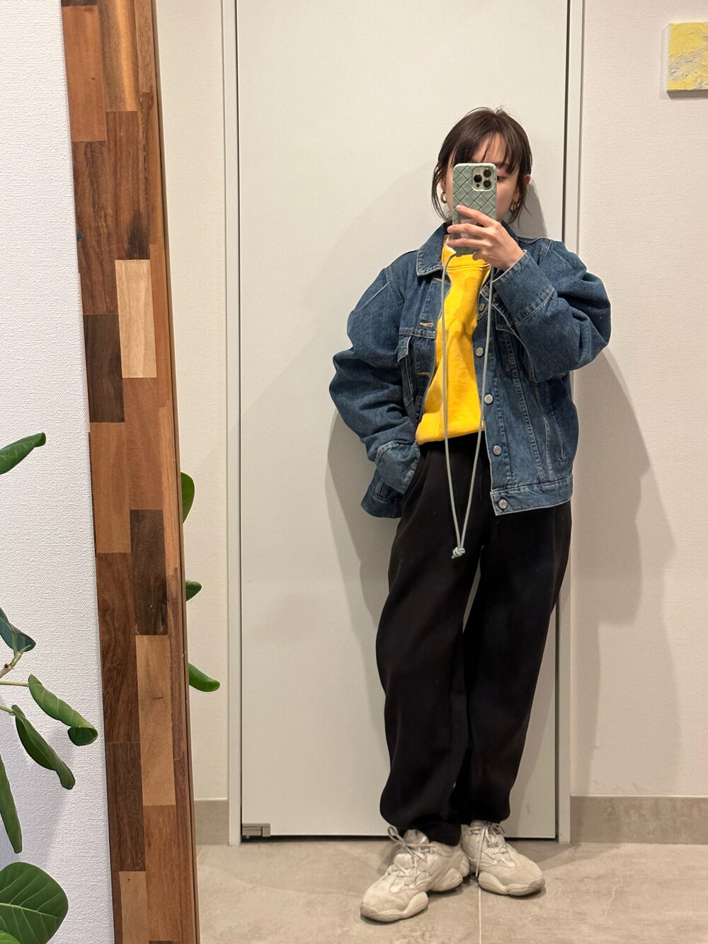 「春服デビュー宣言、デニム、holiday、ホリデー、高橋愛、154cm、きいろといえばわたし」｜「HOLIDAYのPUFF SLEEVE DENIM JACKET パフスリーブデニムジャケット（デニムジャケット、ブルー系）」を使った、高橋愛さん（レディース・154cm）の春コーディネートの1枚目の写真
