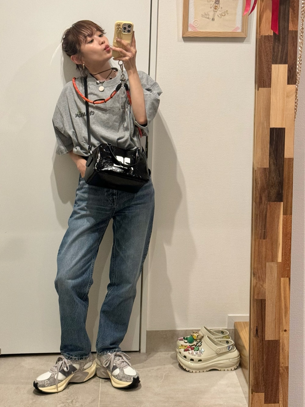 「カジュアル、ラフ、スニーカー、スニーカーコーデ、154cm、高橋愛、BLACKBYMOUSSY、New Balance、デニム、Tシャツ、Tシャツ×デニム、Champion、クレージュ」｜「Championのアイテム（Tシャツ/カットソー、グレー系）」を使った、高橋愛さん（レディース・154cm）の夏コーディネートの1枚目の写真