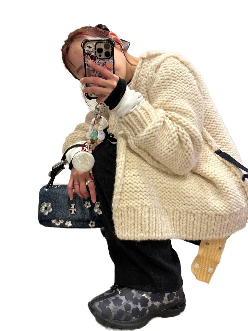 「TOGA、toga aechives、トーガ、セシリーバンセン、asics、スニーカー、カーディガン、MARC JACOBS、マークジェイコブス、ユニクロ、UNIQLO」｜「MARC JACOBSのSEQUIN DAISY DENIM DUAL BAG THE MINI DUAL TOP HANDLE/ザ シークイン デイジー デニム デュアル バッグ トップ ハンドル ミニ（ショルダーバッグ、ブルー系）」を使った、高橋愛さん（レディース・154cm）の春コーディネートの1枚目の写真