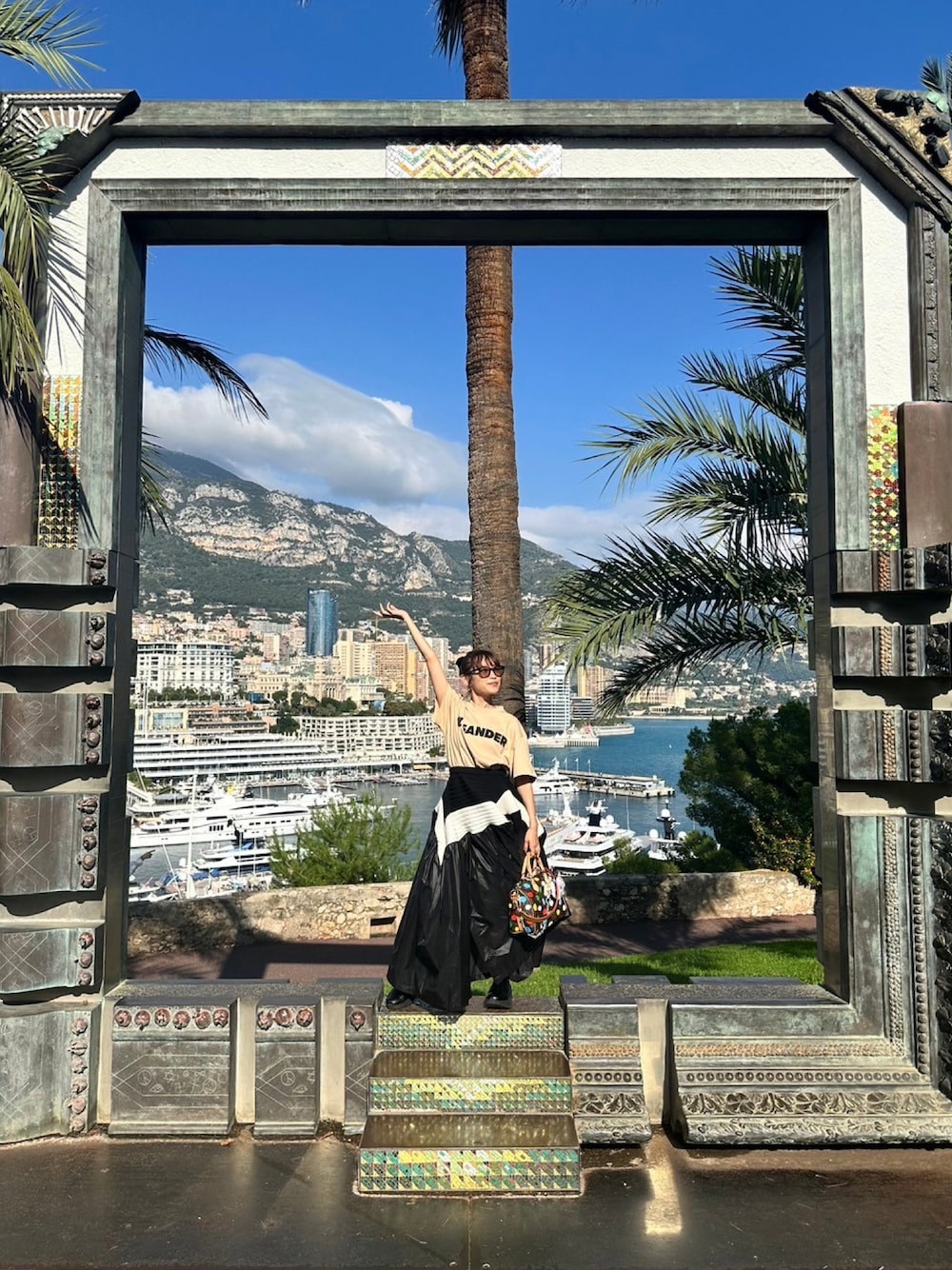 「JILSANDER、ジルサンダー、ISSEY MIYAKE、ミヤケイッセイ、トップスイン、ロゴT、ロングスカート、MBT、高橋愛、旅行、trip、ラボ旅、旅コーデ、モナコ、Monaco」｜「JIL SANDERのT-SHIRT SS（Tシャツ/カットソー、ベージュ系）」を使った、高橋愛さん（レディース・154cm）の秋コーディネートの1枚目の写真
