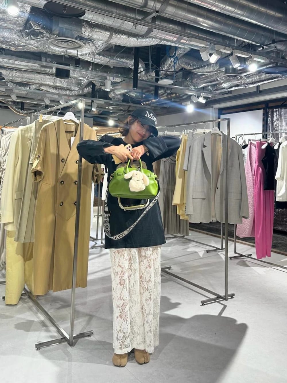 「カジュアルコーデ、モードカジュアル、モノトーン、高橋愛、154cm、Maison Margiela、O0u、オーゼロユー、カットソー、PRANKPROJECT、プランクプロジェクト」｜「O0uのO0u Stuffed MARU 207399（キーホルダー、ホワイト系）」を使った、高橋愛さん（レディース・154cm）の秋コーディネートの1枚目の写真