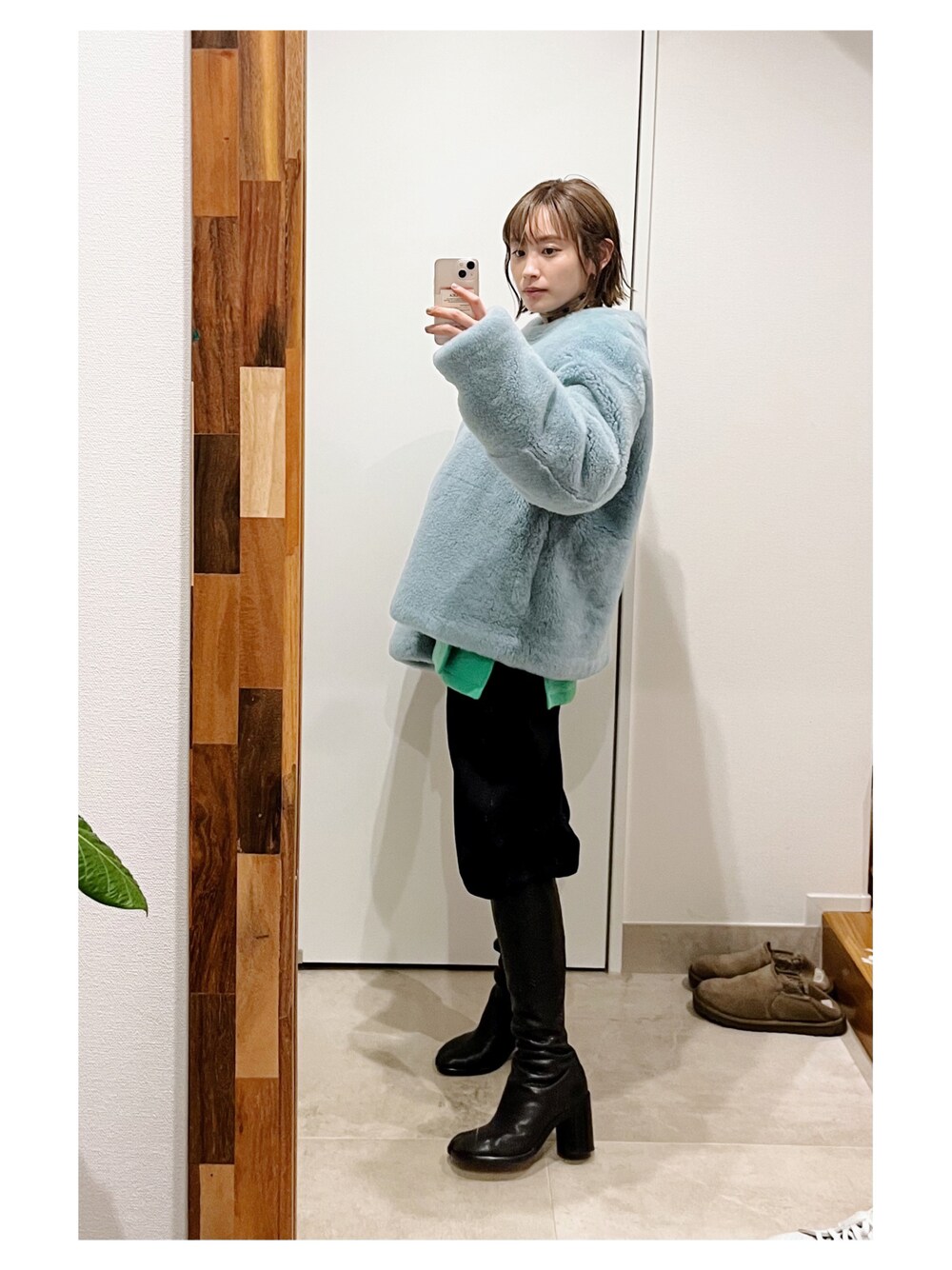 「春コーデ、パンツスタイル、春カラー、モードカジュアル、JILSANDER、LOEWE、Maison Margiela、FENDI、AKANE UTSUNOMIYA」｜「JIL SANDERのアイテム（トップス、ブルー系）」を使った、高橋愛さん（レディース・154cm）の春コーディネートの1枚目の写真