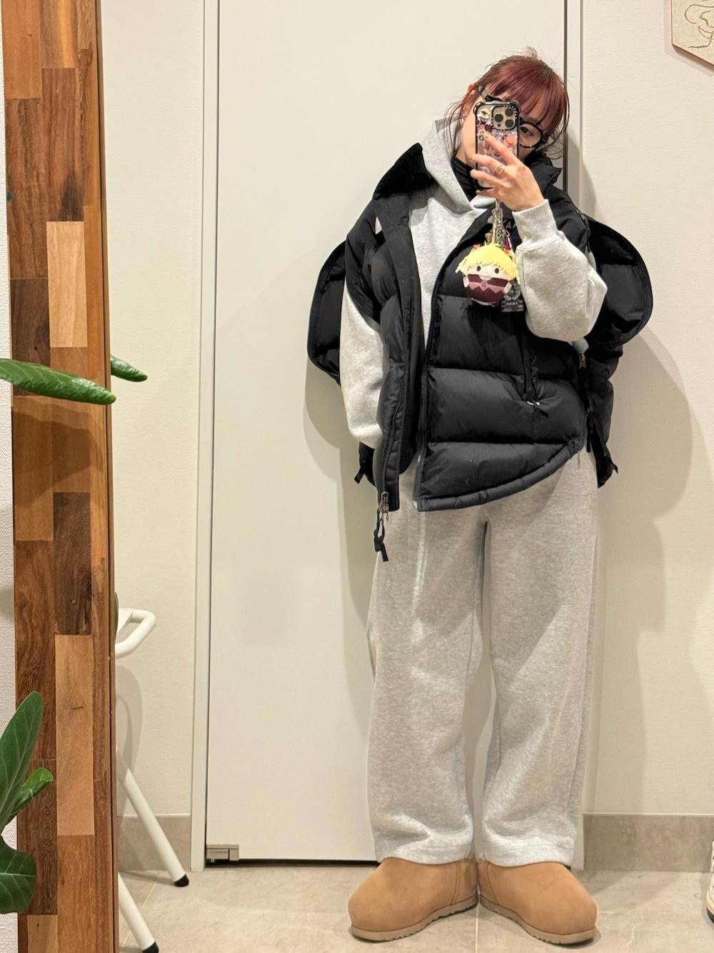 「UNIQLO C、UNIQLO、ユニクロシー、ダウンベスト、THE NORTH FACE、UGG」｜「UNIQLOのアイテム（パンツ、グレー系）」を使った、高橋愛さん（レディース・154cm）の春コーディネートの1枚目の写真