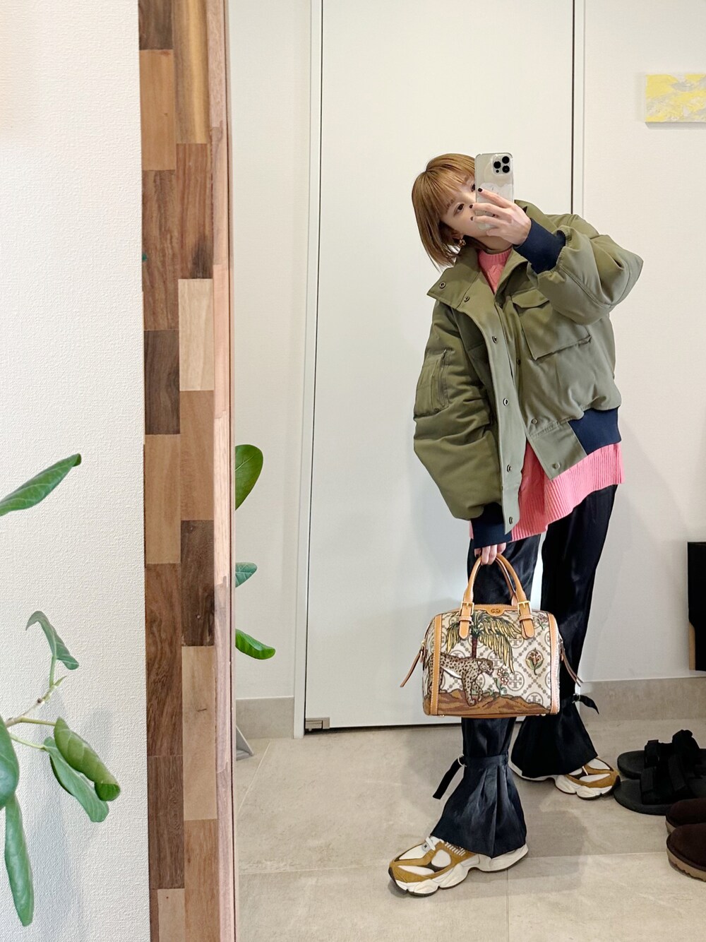 「シンプルコーデ、オトナカジュアル、ゆったりコーデ、パンツコーデ、fukuu、ふくうコーデ、高橋愛、154cm、Tory Burch、ボストンバッグ、ニット、ピンク、BROOKS BROTHERS、ニューバランス、New Balance」｜「fukuuのリサイクルポリエステル メンズライクボリュームアウター（ミリタリージャケット、グリーン系）」を使った、高橋愛さん（レディース・154cm）の冬コーディネートの1枚目の写真