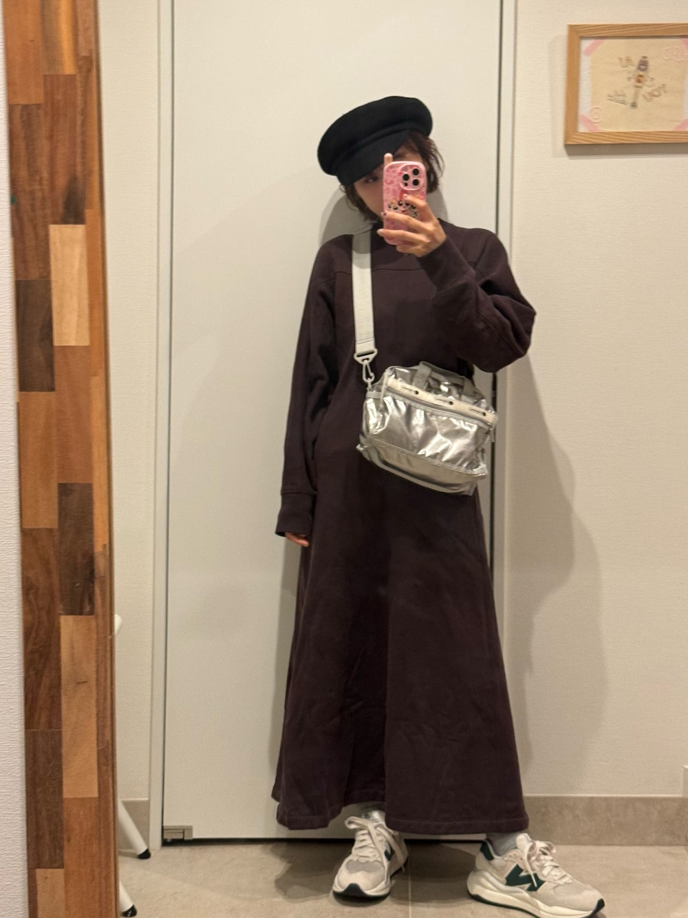 「beautiful people、スウェット、カジュアルワンピース、ビューティフルピープル、キャスケット、LeSportsac、レスポ、高橋愛」｜「LeSportsacの【LeSportsac for ADAM ET ROPE'】別注 DELUXE MINI DUFFEL（ショルダーバッグ、シルバー系）」を使った、高橋愛さん（レディース・154cm）の春コーディネートの1枚目の写真