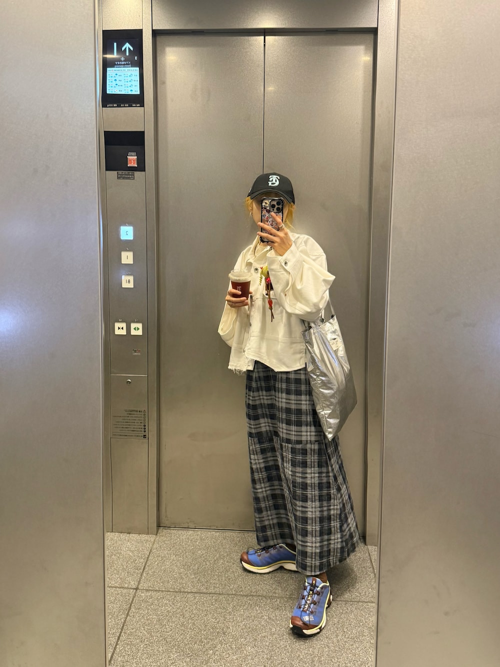「チェック、きまわしコーデ、LEPSIM、mm6 Maison Margiela、MM6 Maison Margiela、SALOMON、スニーカー、sacai、デニムジャケット」｜「LEPSIMのチェックキャミワンピース　129307（ワンピース、ホワイト系）」を使った、高橋愛さん（レディース・154cm）の夏コーディネートの1枚目の写真