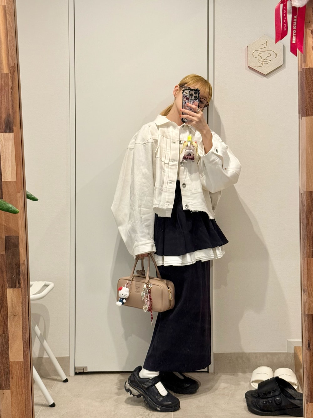 「一目惚れ、デニム、デニムジャケット、honey mi honey、ハニーミーハニー」｜「Sacaiのアイテム（デニムジャケット、ホワイト系）」を使った、高橋愛さん（レディース・154cm）の春コーディネートの1枚目の写真