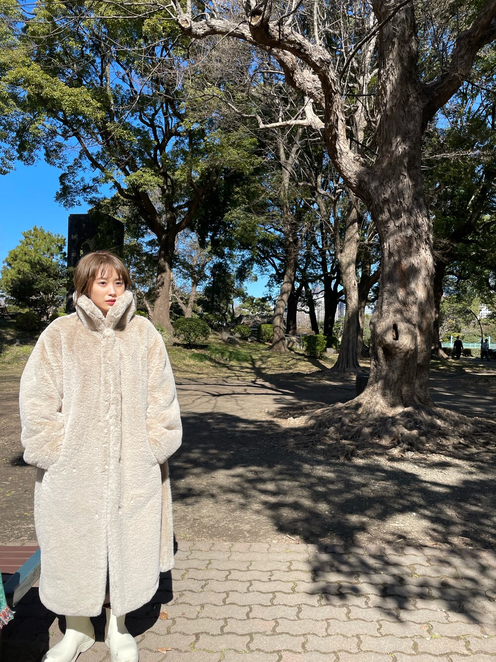 「オトナカジュアル、シンプルコーデ、オーバーサイズ、ビックシルエット、154cm、高橋愛、ファーコート、春、お散歩コーデ、わたしのいもーと」｜「studior330のアイテム（ジャケット/アウター、ベージュ系）」を使った、高橋愛さん（レディース・154cm）の冬コーディネートの1枚目の写真