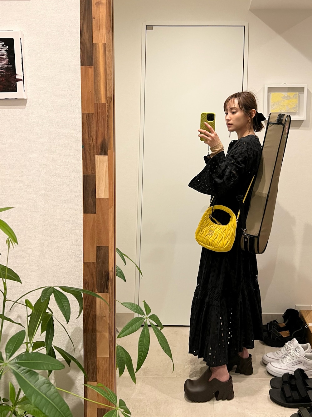 「ハルダンゲルヴァイオリン、ヴァイオリン、高橋愛、154cm、freada、フリークスストア、FREAKS STORE、オールブラック、miu miu、ミュウミュウ」｜「miu miuのアイテム（バッグ、イエロー系）」を使った、高橋愛さん（レディース・154cm）の夏コーディネートの1枚目の写真