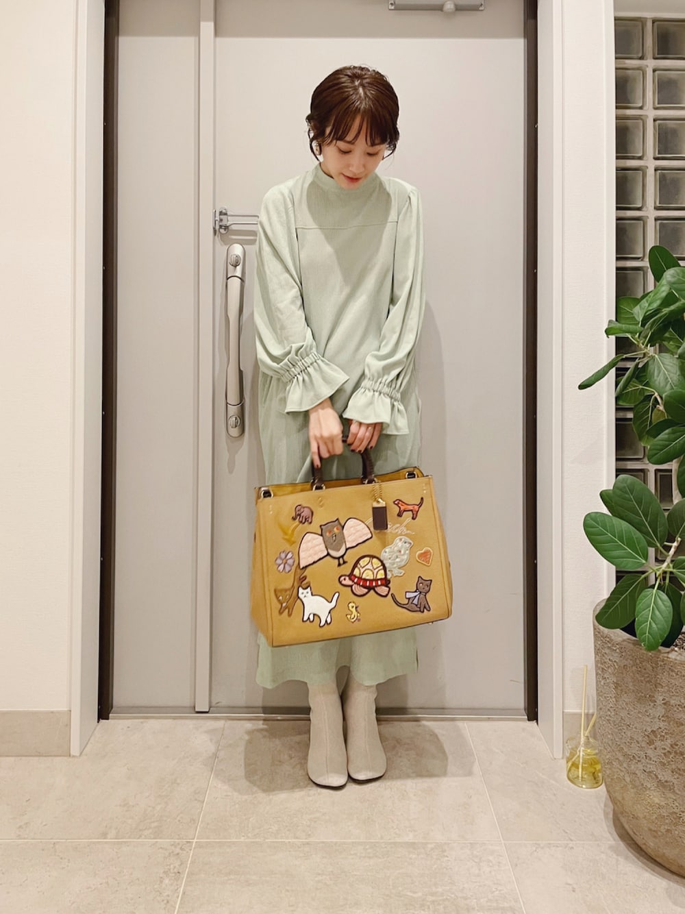 「秋のコーデ、秋色、お出かけコーデ、シンプルコーデ、MM6、高橋愛、154cm、高橋愛ちゃんコラボ、秋服準備はじめました、ラブアンドピース2021、コーチ(COACH)、COACH、mm6 Maison Margiela」｜「haco!の【高橋愛さんコラボ】前後で着られて羽織りにもなる！ちょっとした仕草も可愛く見せるキャンディースリーブワンピース by LOVE&PEACE PROJECT（ワンピース、グリーン系）」を使った、高橋愛さん（レディース・154cm）の秋コーディネートの1枚目の写真