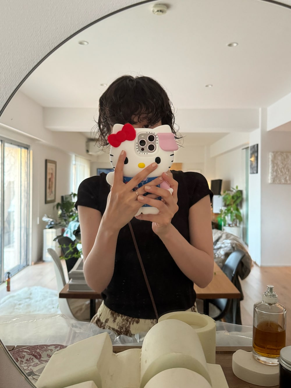 「ハローキティ、HELLO KITTY、casetify、シリコンケース、キティ、高橋愛、楽ちんコーデ、154cm、UNIQLO、OPULENCE、カップイントップス、Maison Margiela、香水」｜「CASETiFYのアイテム（スマホケース/カバー、ホワイト系）」を使った、高橋愛さん（レディース・154cm）の秋コーディネートの1枚目の写真