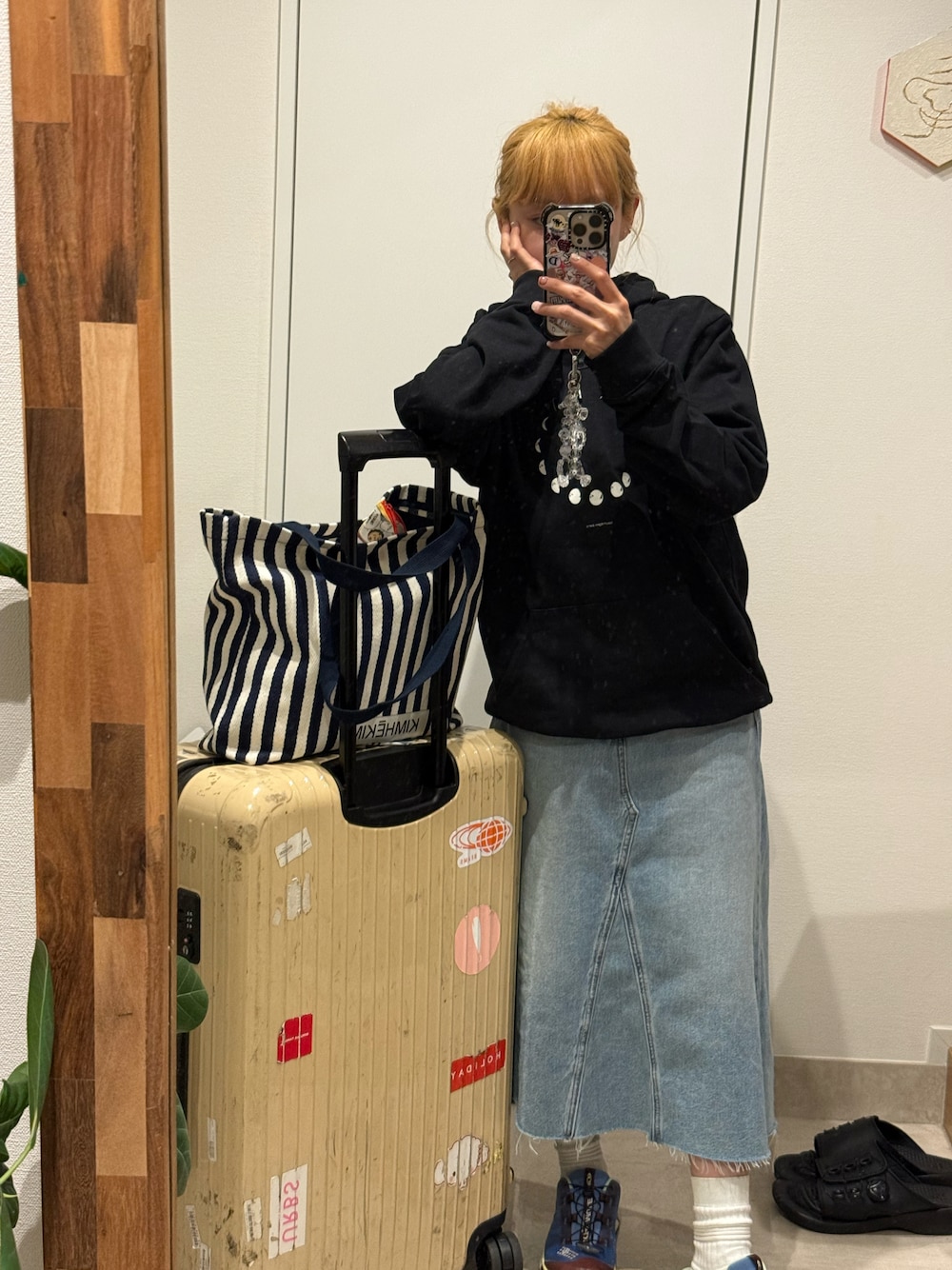 「メンズパーカー、クレージュ、courreges、韓国ファッション、Levi's、デニム、高橋愛、ハイトーン」｜「Levi'sのLevi's/リーバイス ハイライズ Aラインスカート ライトインディゴ（デニムスカート、ブルー系）」を使った、高橋愛さん（レディース・154cm）の夏コーディネートの1枚目の写真