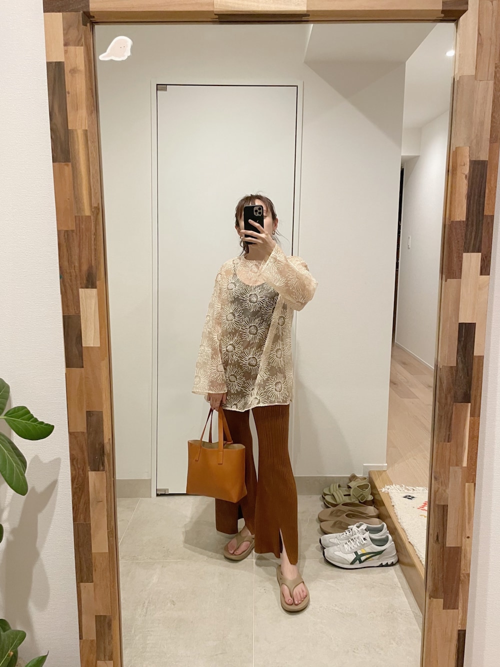 「夏、ラクチンコーデ、オトナカジュアル、OOFOS、高橋愛、154cm、FUMIE=TANAKA、レース、mame kurogouchi、UNIQLO × mame」｜「FUMIE TANAKAのアイテム（シャツ/ブラウス、ベージュ系）」を使った、高橋愛さん（レディース・154cm）の夏コーディネートの1枚目の写真