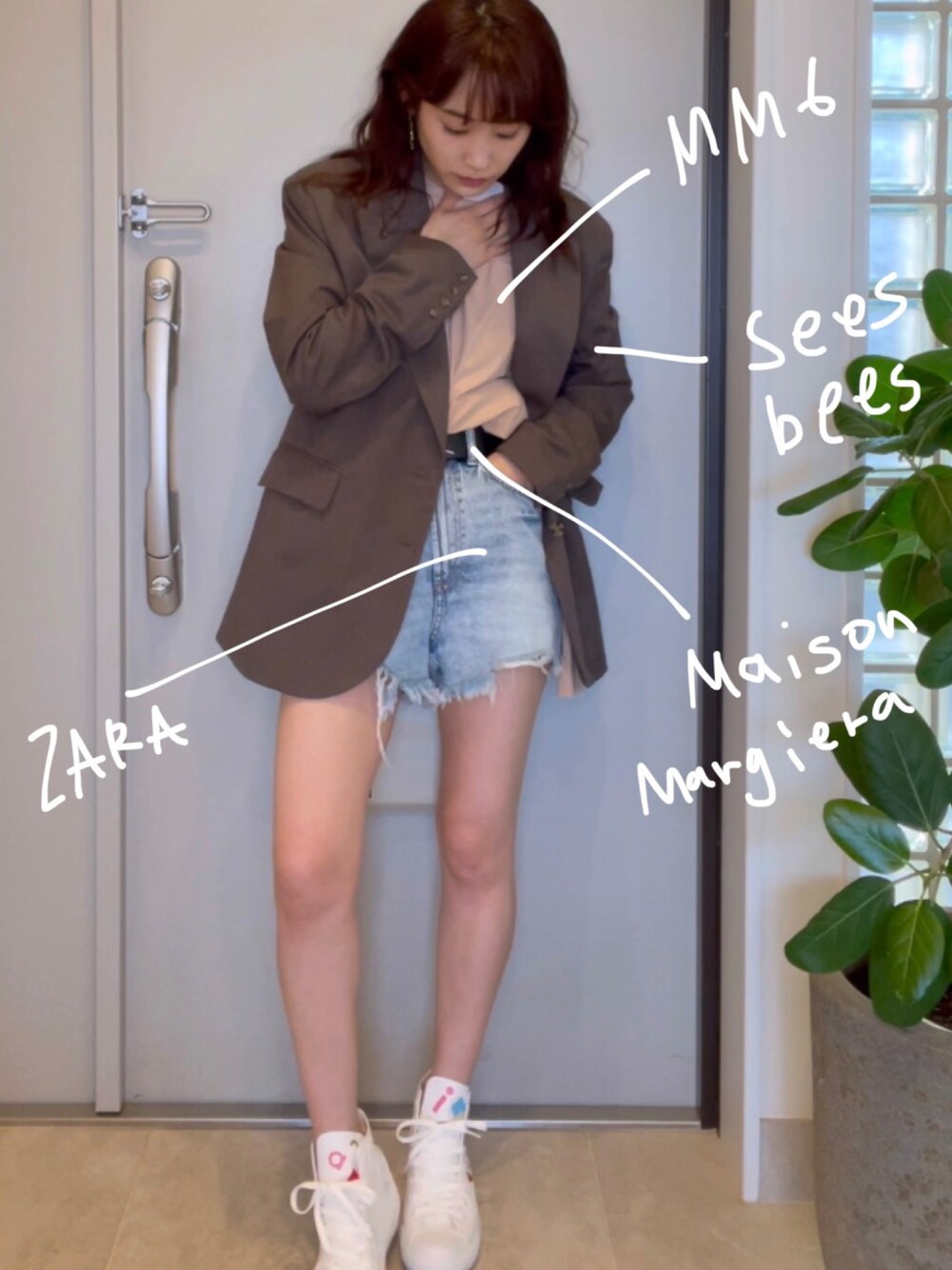 「秋のコーデ、オトナカジュアル、秋、ビッグシルエット、高橋愛、154cm、seesbees、ZARA、ショートパンツ、converse、高橋愛ちゃんコラボ」｜「MM6 Maison Margielaのアイテム（トップス、ベージュ系）」を使った、高橋愛さん（レディース・154cm）の秋コーディネートの1枚目の写真