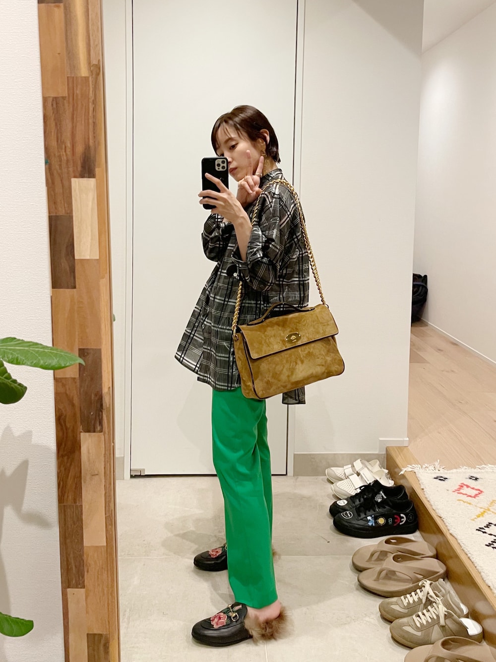 「ラブアンドピース2021、torico、虜、高橋愛、154cm、JEANASiS、GUCCI、薔薇、ローズ、刺繍、スリッポン、秋コーデ、秋先取りコーデ、オトナカジュアル」｜「虜のアイテム（シャツ/ブラウス、ブラック系）」を使った、高橋愛さん（レディース・154cm）の秋コーディネートの1枚目の写真