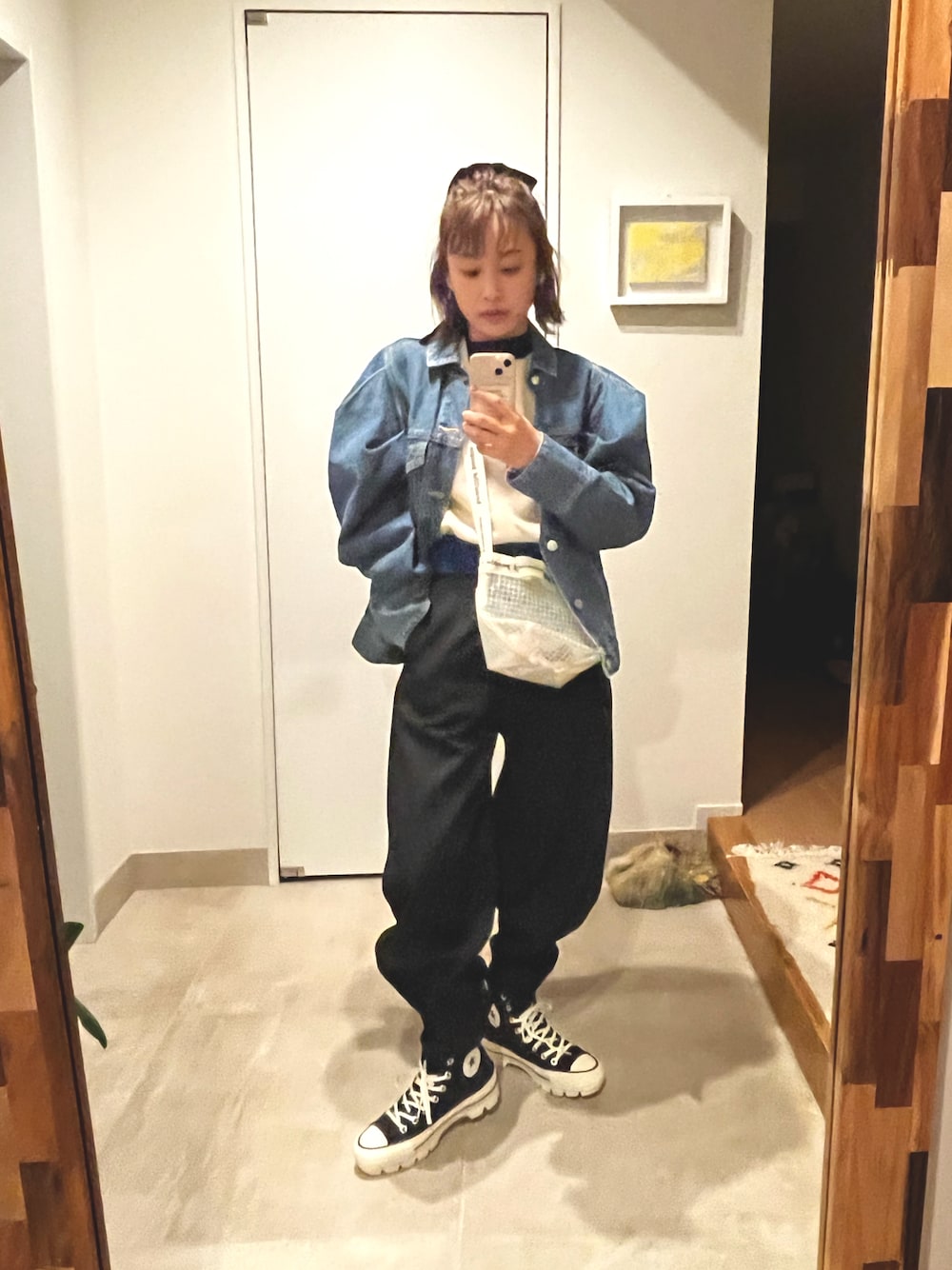 「パンツスタイル、オトナカジュアル、春コーデ、デニムジャケット、デニム、カジュアル、高橋愛、beautiful people、converse、ハイカットスニーカー、holiday」｜「HOLIDAYのPUFF SLEEVE DENIM JACKET パフスリーブデニムジャケット（デニムジャケット、ブルー系）」を使った、高橋愛さん（レディース・154cm）の春コーディネートの1枚目の写真