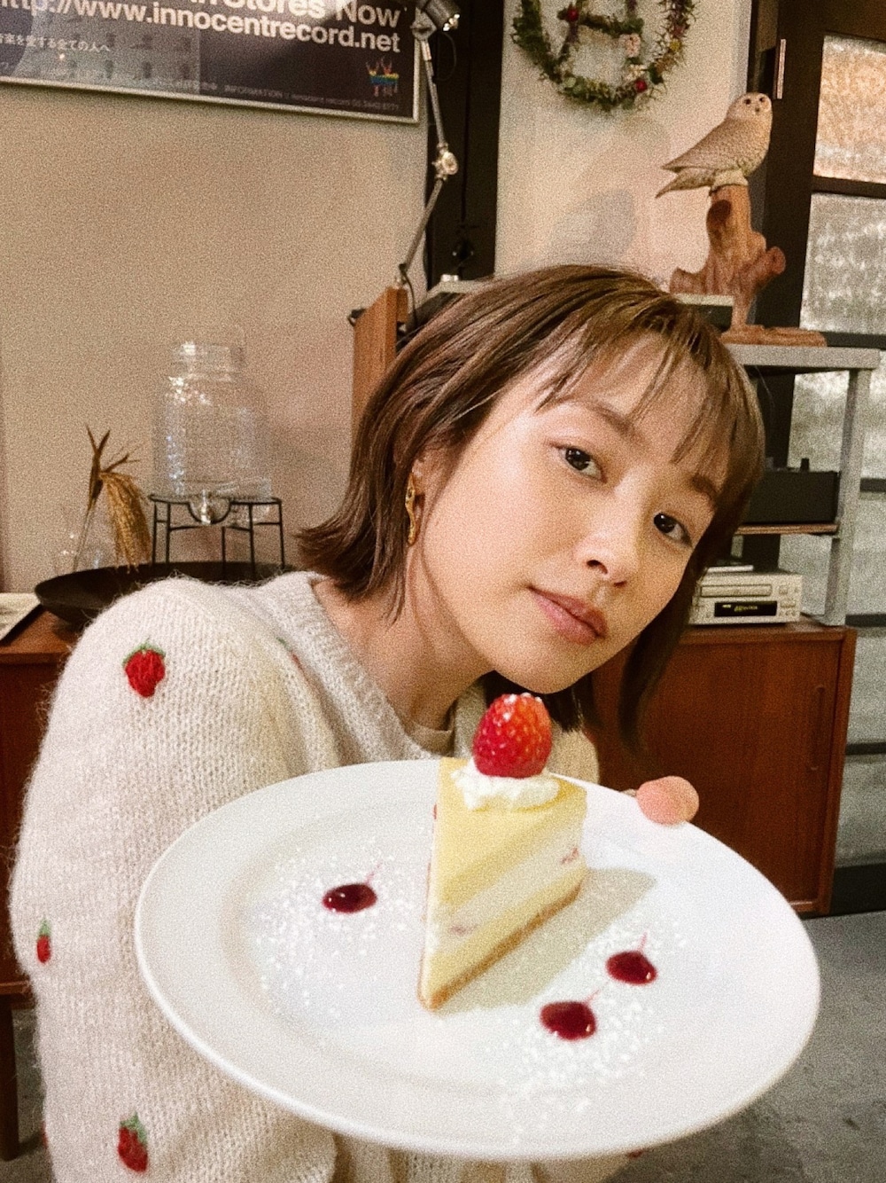 「春服みてみて、カーディガン、いちごといえばわたし、154cm、ボブ、bob、チーズケーキ、高橋愛、セルヴォーク、celvoke」｜「い　ち　ごのアイテム（カーディガン/ボレロ、ホワイト系）」を使った、高橋愛さん（レディース・154cm）の春コーディネートの1枚目の写真