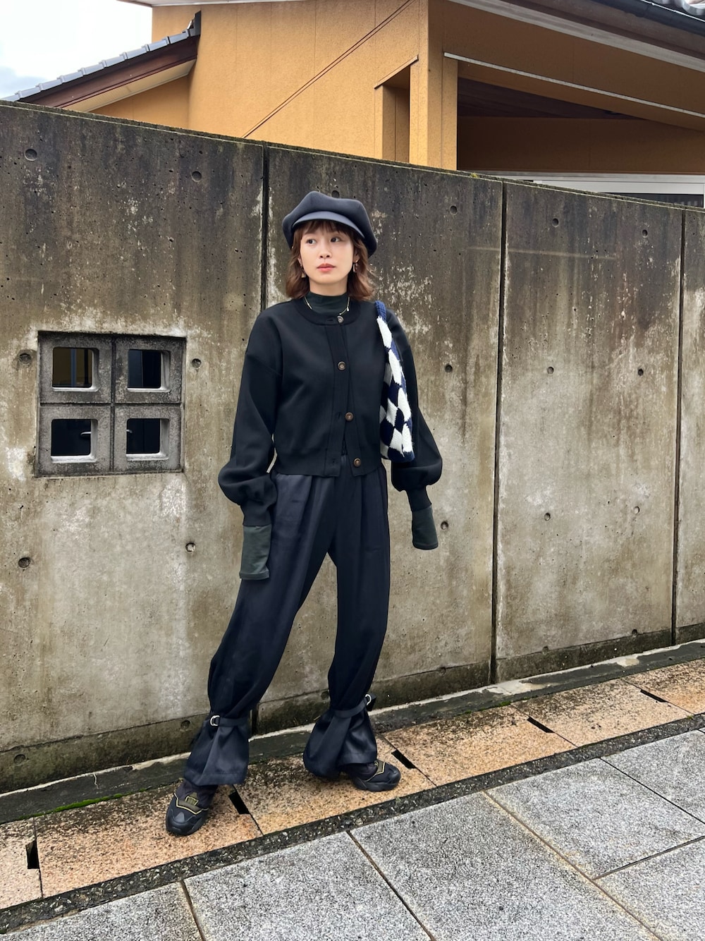 「初秋コーデ、秋服、オトナカジュアル、カジュアルコーデ、パンツスタイル、深緑、高橋愛、高橋愛コラボ、fukuu、ふくうコーデ、154cm、vis-à-vis」｜「vis-`a-visの【WEB限定】【高橋愛コラボ】スポンジニットクルーネックカーディガン【セットアップ対応】（カーディガン/ボレロ、ブラック系）」を使った、高橋愛さん（レディース・154cm）の秋コーディネートの1枚目の写真