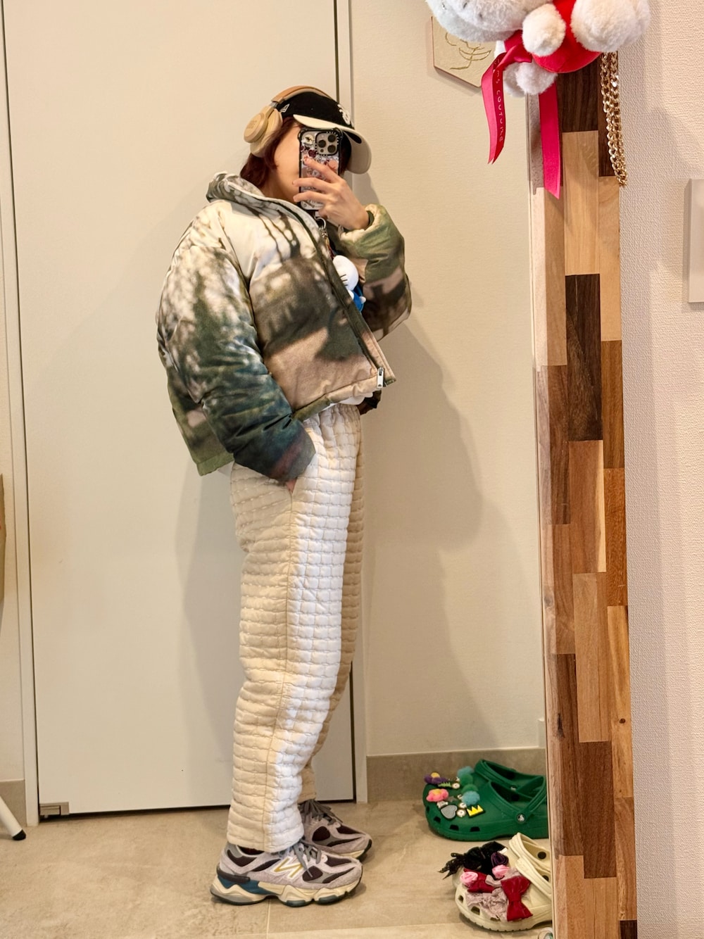 「ペルナ、perna、高橋愛、154cm、韓国ファッション、LCDC、ショート丈、ダウンジャケット、イヤホン」｜「韓国のアイテム（ジャケット/アウター、グリーン系）」を使った、高橋愛さん（レディース・154cm）の冬コーディネートの1枚目の写真