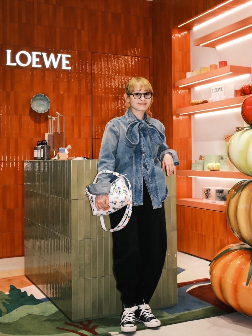 「ロエベ、LOEWE、LOEWE perfume、花柄、コンバース、スニーカー、サングラス、金髪、高橋愛」｜「LOEWEのアイテム（シャツ/ブラウス、ブルー系）」を使った、高橋愛さん（レディース・154cm）の春コーディネートの1枚目の写真