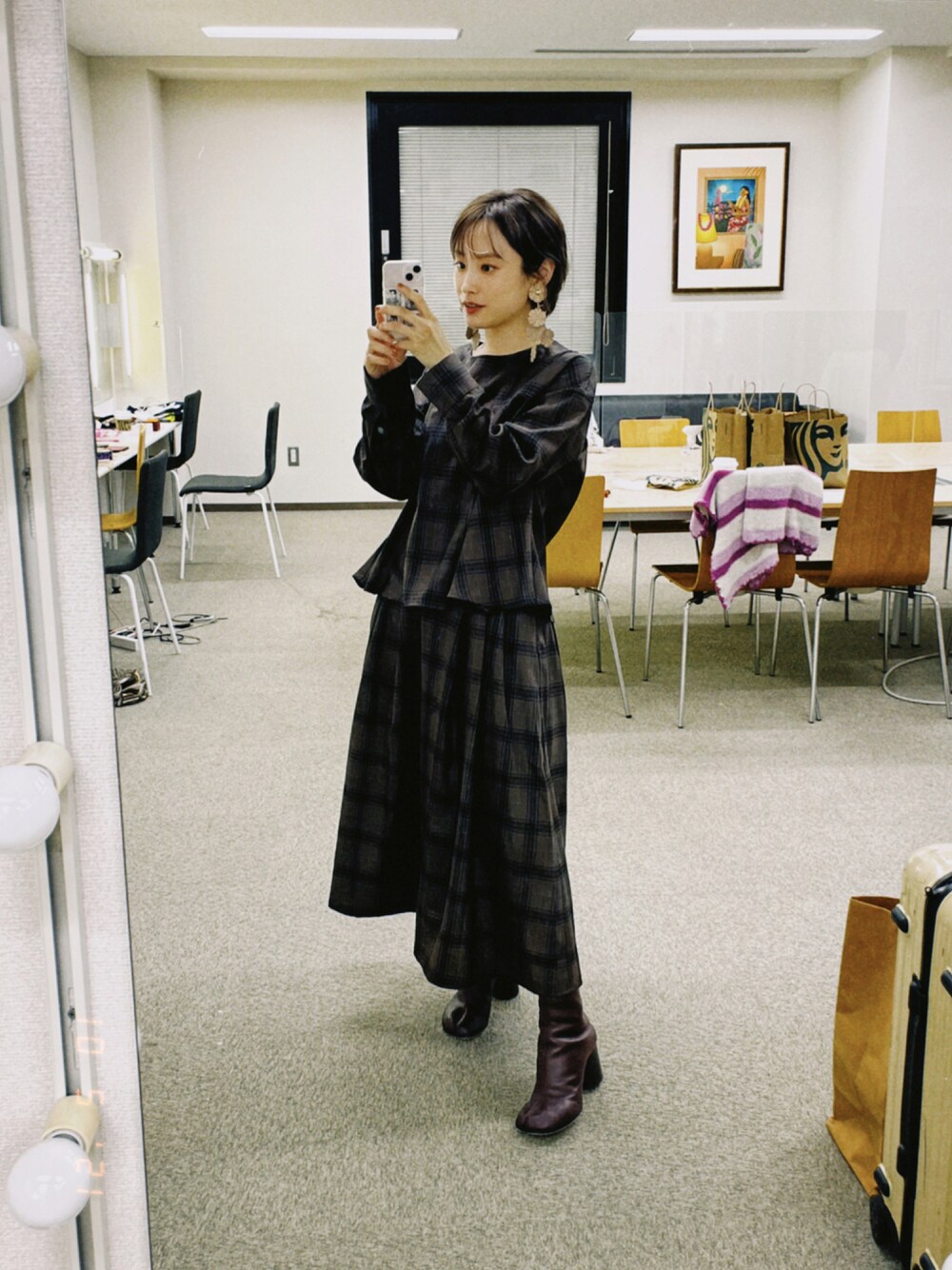 「だから秋服が好き、大人コーデ、セットアップ、チェック、大人チェック、高橋愛、haco!、ラブアンドピース2021、高橋愛ちゃんコラボ、ショートヘア、tabi」｜「haco!の【高橋愛さんコラボ】華やぎも華奢見せも叶える 大人チェック柄のフレアーブラウス by LOVE&PEACE PROJECT（シャツ/ブラウス、ブラウン系）」を使った、高橋愛さん（レディース・154cm）の秋コーディネートの1枚目の写真