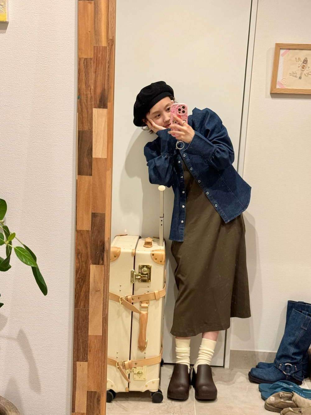「KBF、ケービーエフ(KBF)、高橋愛、ＧＷ、カジュアルスタイル、おでかけコーデ、春ファッション、ロングワンピース、UNIQLO U、ユニクロ、楽ちんコーデ、スリッポン、デニムジャケット、パワーショルダー」｜「KBFのタックスリーブデニムシャツ（シャツ/ブラウス、ブルー系）」を使った、高橋愛さん（レディース・154cm）の春コーディネートの1枚目の写真