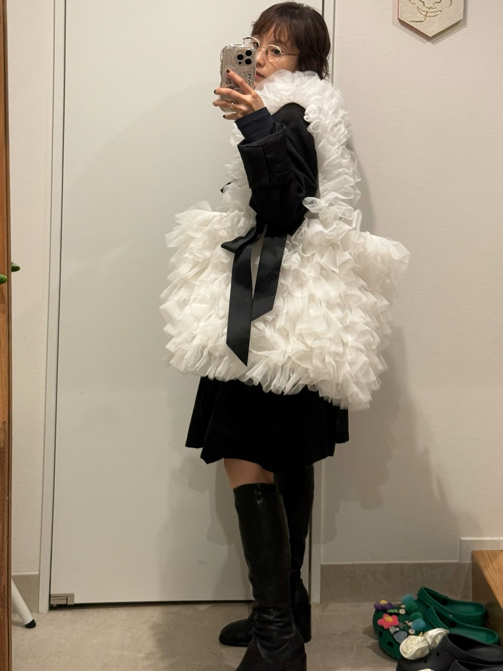 「秋っぽコーデ更新中、秋冬コーデ、フリル、MYLAN、マイラン、ビックトート、高橋愛、154cm、Maison Margiela、足袋ブーツ」｜「MYLANのアイテム（バッグ、ホワイト系）」を使った、高橋愛さん（レディース・154cm）の秋コーディネートの1枚目の写真
