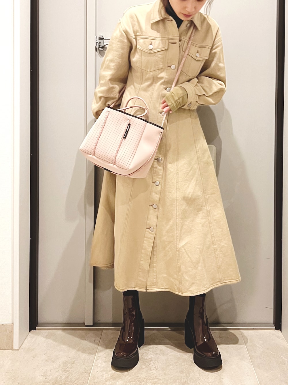 「春コーデ、オトナカジュアル、シンプル、ベージュ、CHARLES＆KEITH、チャールズ＆キース、高橋愛、高橋愛コラボ、154cm」｜「CHARLES & KEITHのアイテム（ブーツ、レッド系）」を使った、高橋愛さん（レディース・154cm）の春コーディネートの1枚目の写真