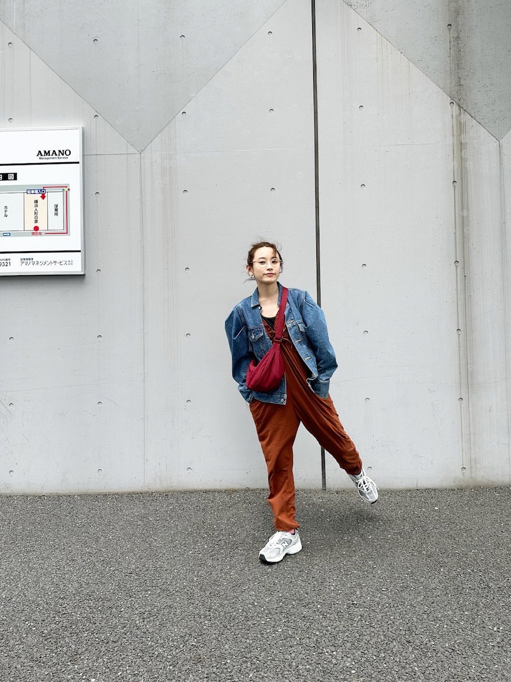 「ホリデー、holiday、横浜、元町、高橋愛、154cm、スニーカー、スニーカーコーデ、New Balance、ニューバランス、茶色い、ロンパース、赤ちゃん」｜「HOLIDAYのSUPER FINE RUFFLE ALL-IN-ONE スーパーファインラッフルオールインワン（サロペット/オーバーオール、ブラウン系）」を使った、高橋愛さん（レディース・154cm）の夏コーディネートの1枚目の写真