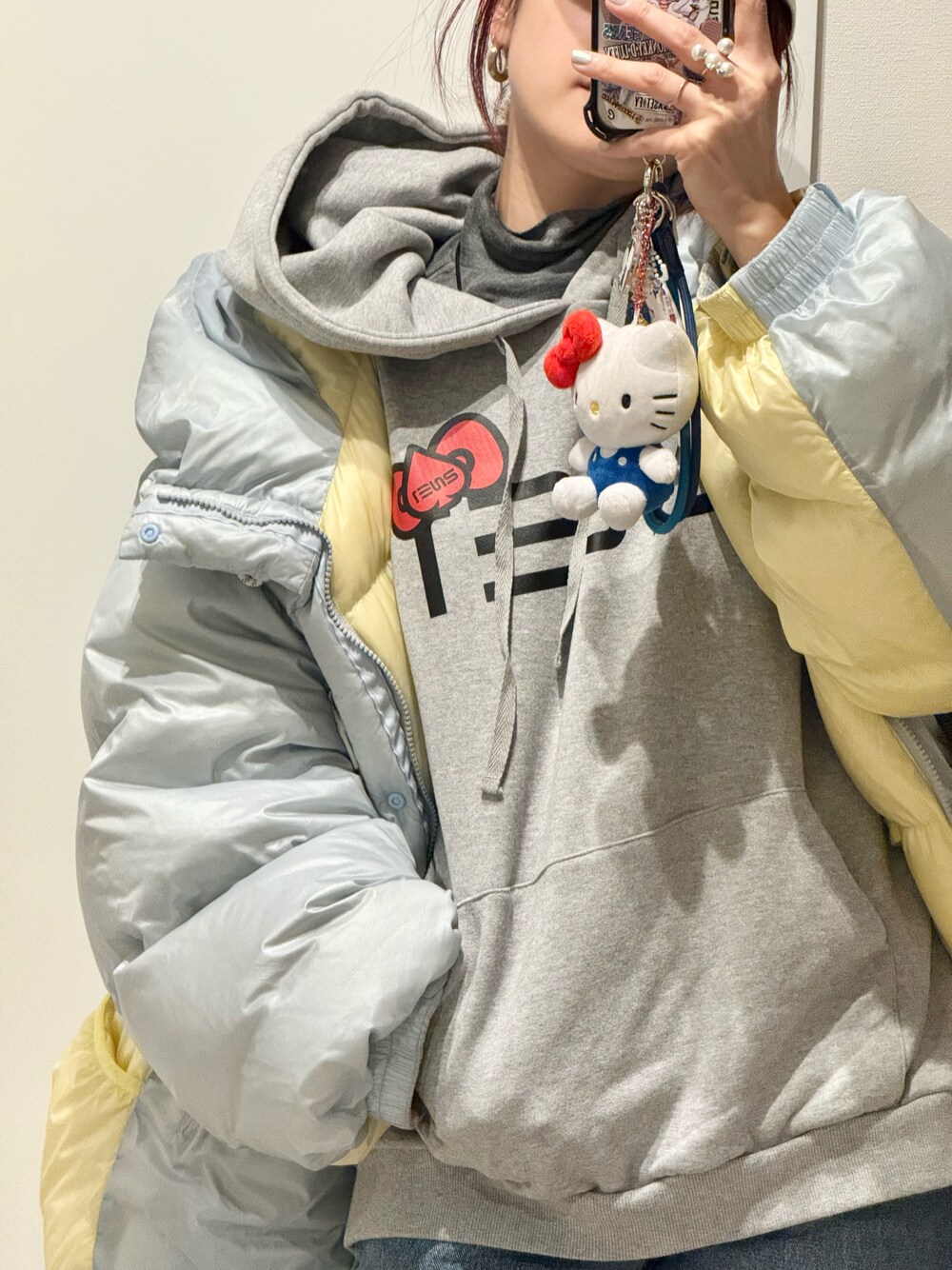 「HELLO KITTY、2NE1、ツアーグッズ、154cm、高橋愛、パーカー、セットアップ、カジュアル」｜「2NE1のアイテム（パーカー、グレー系）」を使った、高橋愛さん（レディース・154cm）の冬コーディネートの1枚目の写真