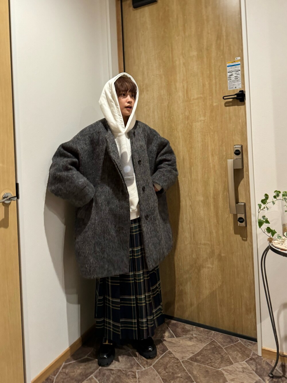 「ファッションを楽しもう、オトナ女子、高橋愛、154cm、piscess、パーカー、フーディー、チェックスカート、niko and...、AMERICAN RAG CIE、アメリカンラグシー」｜「PISCESSのアイテム（パーカー、ホワイト系）」を使った、高橋愛さん（レディース・154cm）の秋コーディネートの1枚目の写真