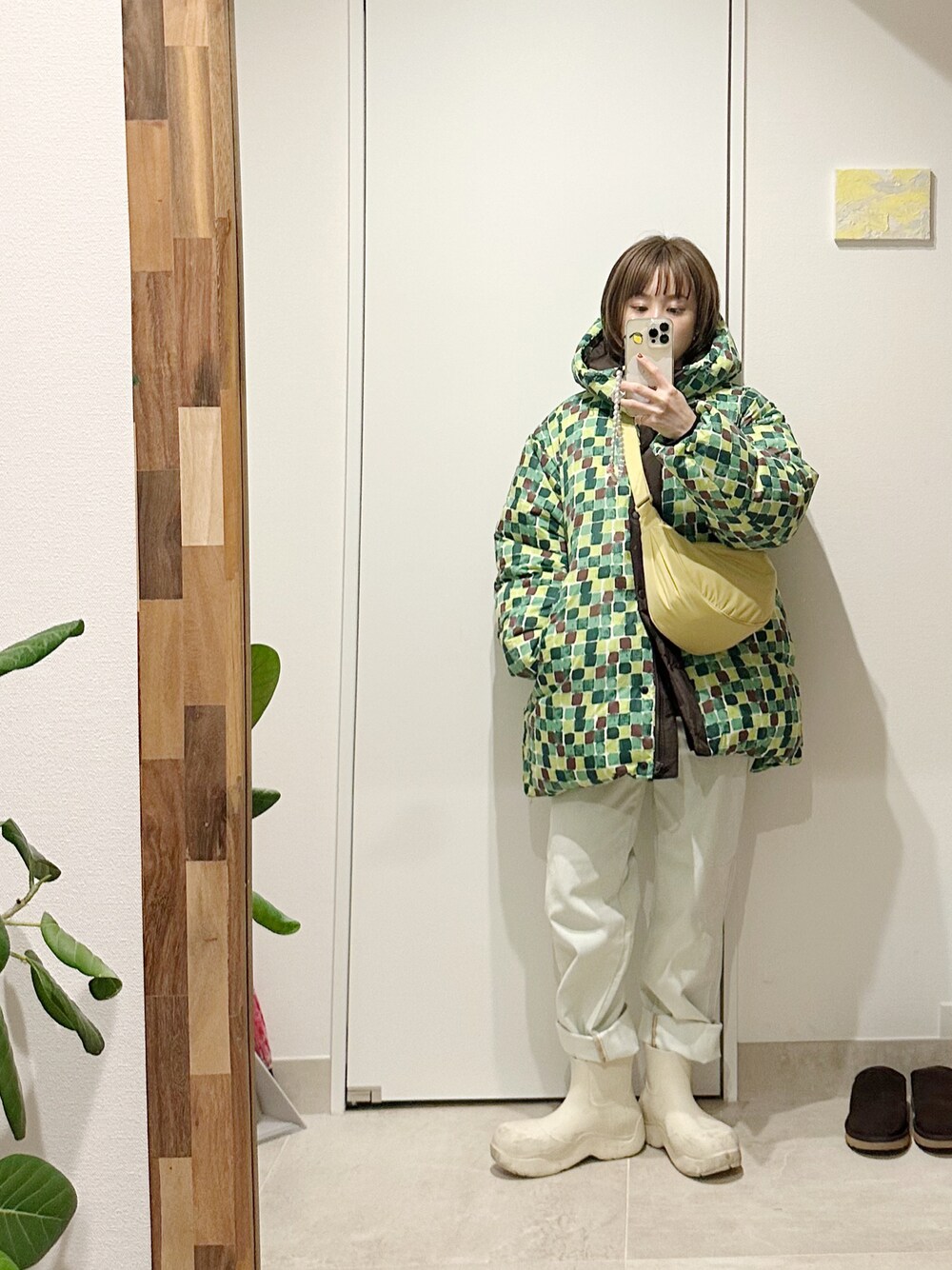 「どカジュアル、オトナカジュアル、154cm、ロールアップ、カジュアルコーデ、私の推しブランド、ユニクロ、UNIQLO、ユニクロマルニ、ユニクロユー、MARNI、BOTTEGA VENETA、パドルブーツ、バナナバッグ、高橋愛」｜「UNIQLOのアイテム（バッグ、イエロー系）」を使った、高橋愛さん（レディース・154cm）の冬コーディネートの1枚目の写真