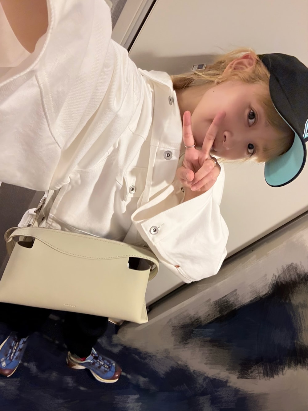 「MARROW、マロウ、made in japan、メイドインジャパン、sacai、サカイ、白デニム、デニムジャケット、着回しコーデ、LOEWE、スニーカー、mm6 Maison Margiela、MM6、SALOMON」｜「MM6 Maison MargielaのMM6 MAISON MARGIELA XT MULE 4 MM6 / SALOMON S59WS0240（スニーカー、ブルー系）」を使った、高橋愛さん（レディース・154cm）の夏コーディネートの1枚目の写真