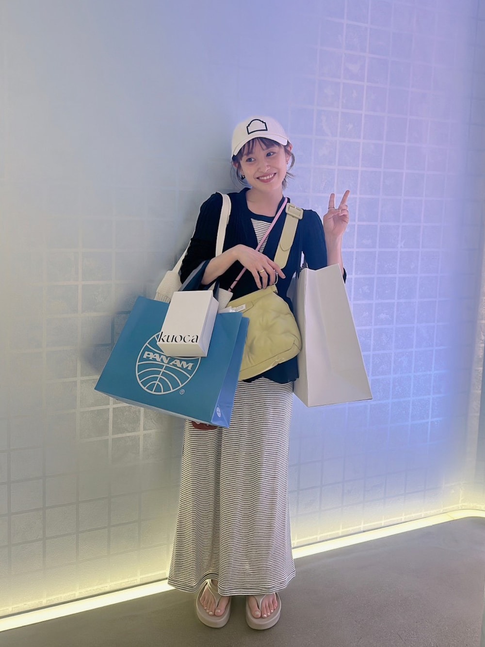 「夏コーデ、シンプルスタイル、オトナカジュアル、oofos、ウーフォス、高橋愛、154cm、愛旅、korea、韓国旅行」｜「Maison Margielaのアイテム（バッグ、グリーン系）」を使った、高橋愛さん（レディース・154cm）の夏コーディネートの1枚目の写真
