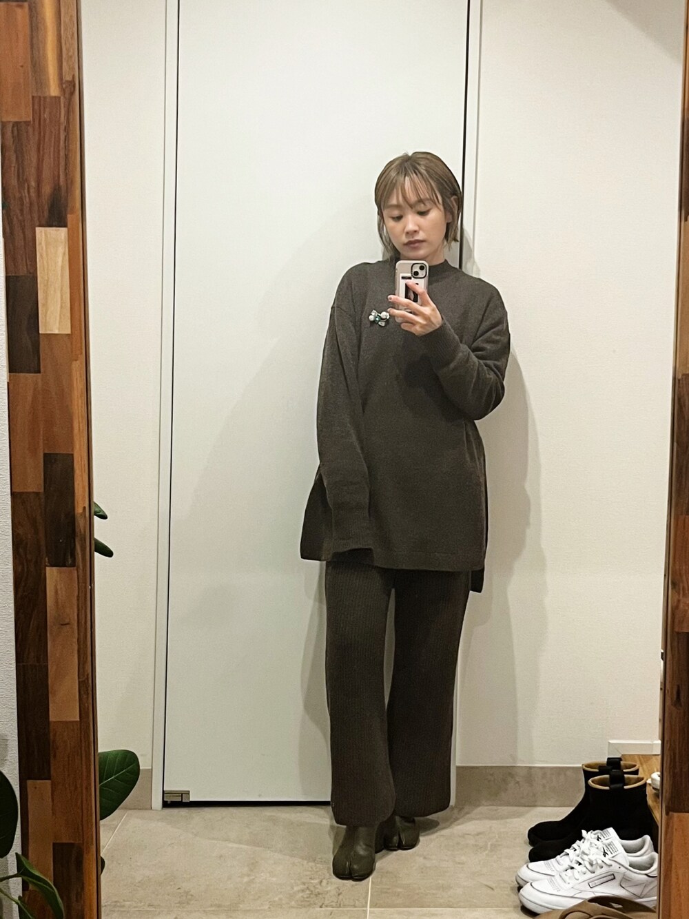 「ニットアップ、fukuu、ふくうコーデ、高橋愛、154cm、ブラウンニット、TOGA、ブローチ、tabi、Maison Margiela、カーキ、金髪、ショートヘア」｜「TOGAのアイテム（ブローチ/コサージュ、シルバー系）」を使った、高橋愛さん（レディース・154cm）の冬コーディネートの1枚目の写真
