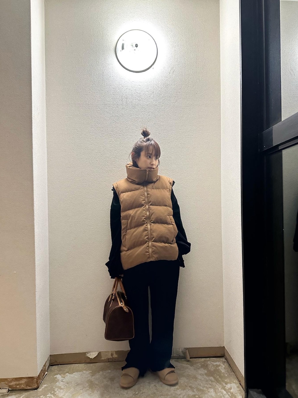 「大人カジュアル、お出かけコーデ、秋コーデ、高橋愛、高橋愛コラボ、154cm、titivate、ダウンベスト、BEAMS、スリッポン」｜「titivateの2wayﾀﾞｳﾝﾗｲｸｼﾞｬｹｯﾄ（ダウンジャケット/コート、ブラウン系）」を使った、高橋愛さん（レディース・154cm）の秋コーディネートの1枚目の写真