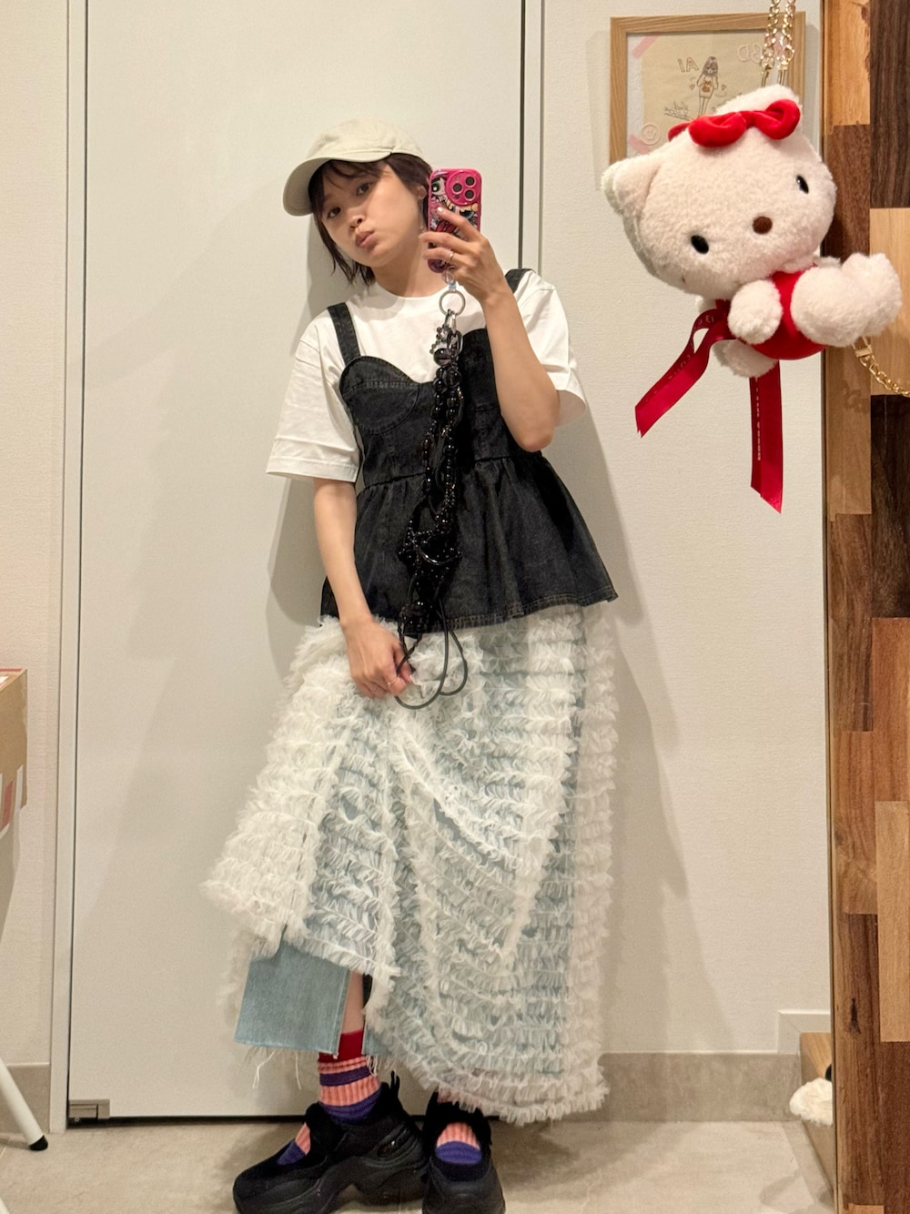 「チュールスカート、デニム合わせ、ブラックデニム、ビスチェ、Tシャツ、名探偵コナン、UT、高橋愛、154cm」｜「HONEY MI HONEYのアイテム（スカート、ホワイト系）」を使った、高橋愛さん（レディース・154cm）の春コーディネートの1枚目の写真