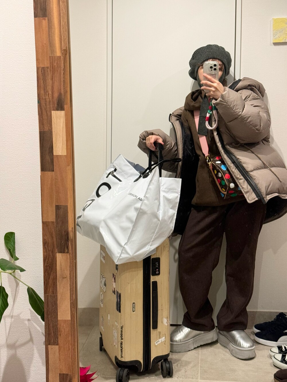「ニットベレー帽、ニットベレー、KBF、高橋愛、AcneStudios、ダウンジャケット、UNIQLO、メンズライク、UGG」｜「KBFのリボン付きニットベレー帽（ハンチング/ベレー帽、グレー系）」を使った、高橋愛さん（レディース・154cm）の冬コーディネートの1枚目の写真