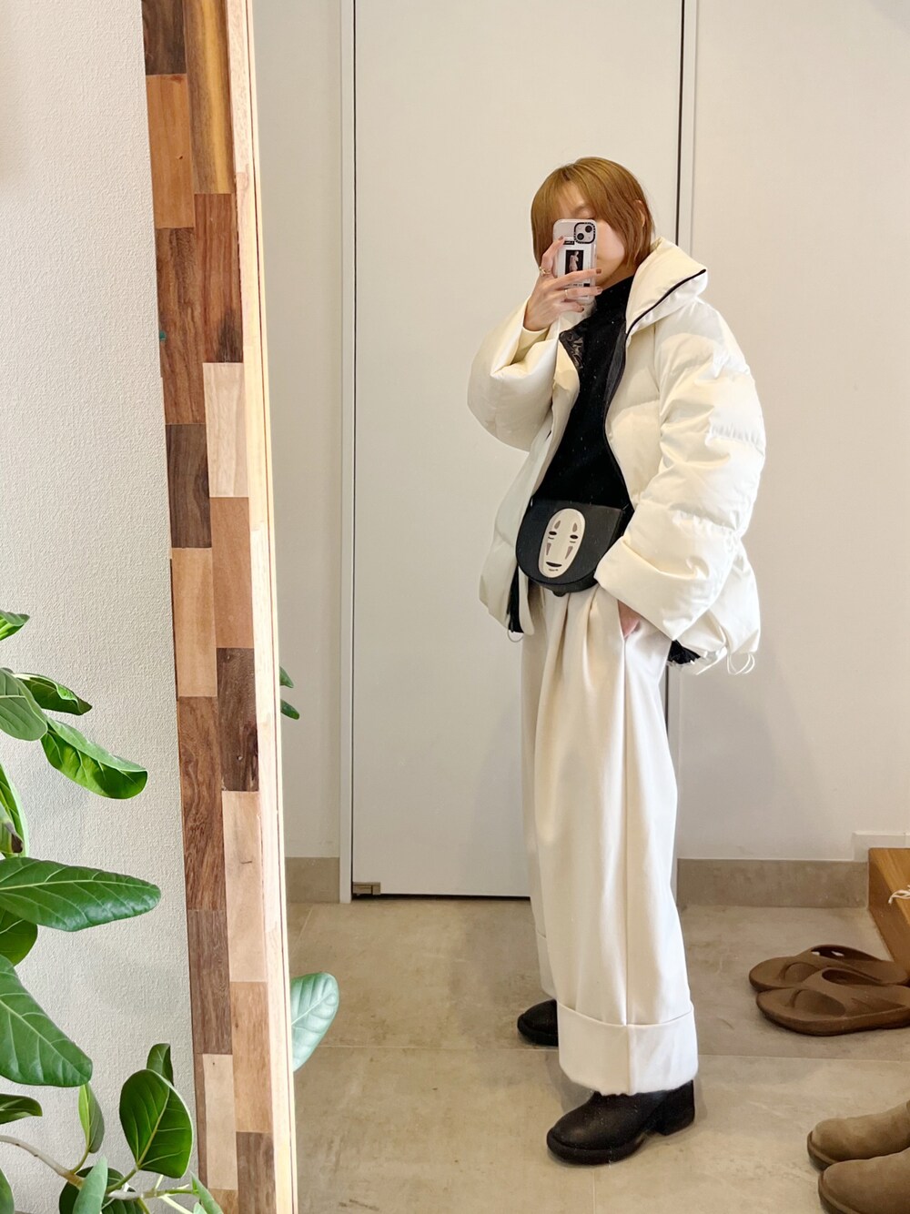 「カジュアルコーデ、シンプルコーデ、きれいめカジュアル、オーバーサイズ、UNIQLO、+J、高橋愛、ダウンジャケット、MM6、KIKI AND DAYS、154cm、カオナシ、LOEWE、ジブリ、あったかコーデ」｜「カオナシのアイテム（ショルダーバッグ、ブラック系）」を使った、高橋愛さん（レディース・154cm）の冬コーディネートの1枚目の写真