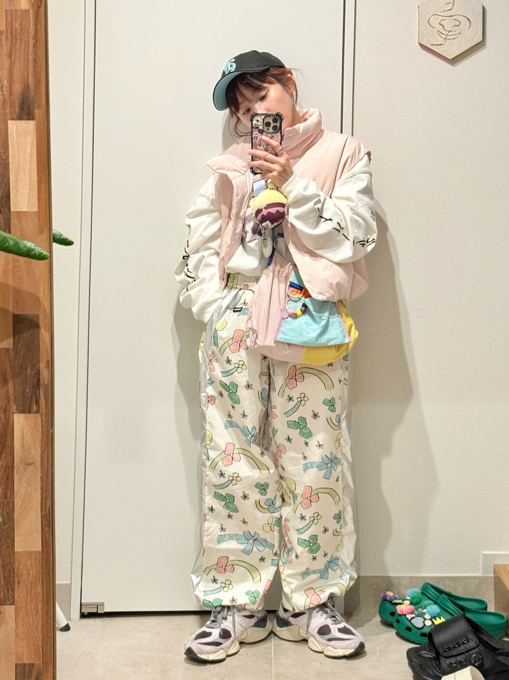 「ラッキーカラー、ミントグリーン、最近のいい感じコーデ、動きやすい、稽古着、リトルサニーバイト、花柄、New Balance、beyond the vines」｜「Little sunny biteの/little sunny bite x natalie krim/nylon pants（その他パンツ、ホワイト系）」を使った、高橋愛さん（レディース・154cm）の春コーディネートの1枚目の写真