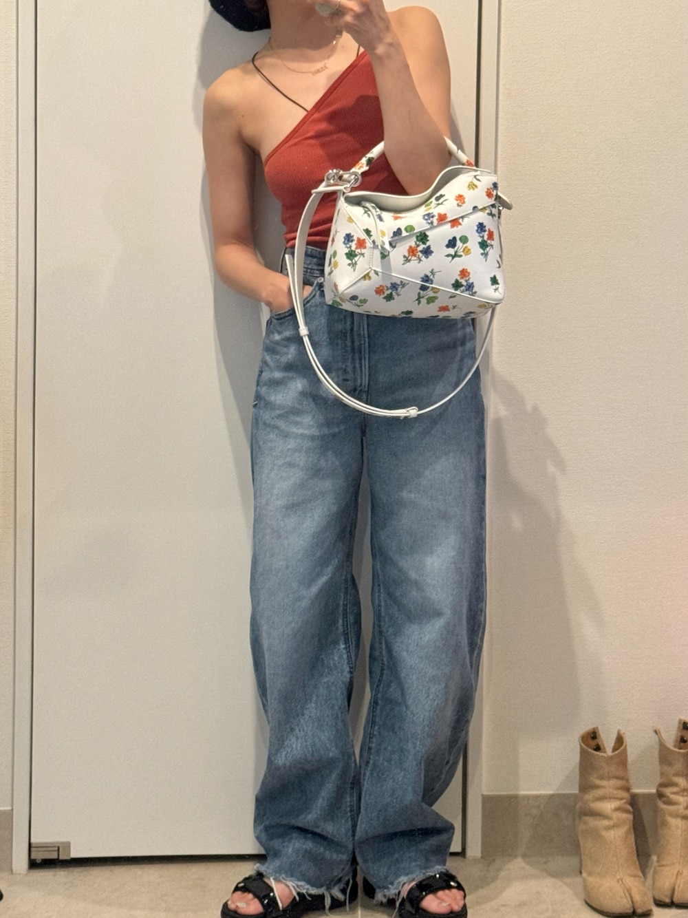 「薄着コーデ、暑過ぎて、高橋愛、真夏コーデ、デニム、カップインキャミソール、オレンジ、デニムが好き、YANUK、カットオフデニム、ウエストイン、no name、厚底サンダル」｜「YANUKのアイテム（デニムパンツ、ブルー系）」を使った、高橋愛さん（レディース・154cm）の夏コーディネートの1枚目の写真