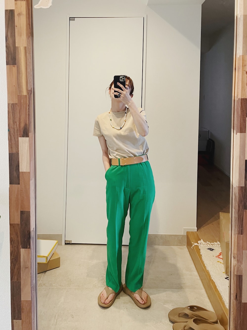 「JEANASiS、ジーナシス、高橋愛、154cm、oofos、Tシャツ、ベージュ、Maison Margiela」｜「Pura UtzのPEARL EMOTIONS NECKLACE（ネックレス、その他）」を使った、高橋愛さん（レディース・154cm）の夏コーディネートの1枚目の写真