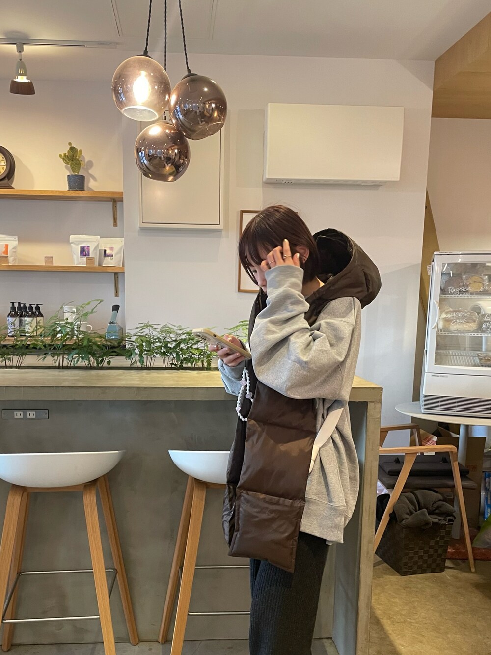 「ふくうコーデ、リラックススタイル、ラフコーデ、スウェット、ニット、ニットパンツ、リブパンツ、リブニット、オーバーサイズ、メンズライク、高橋愛、154cm」｜「fukuuのコットン100% ワンポイントシンプルスウェット（スウェット、グレー系）」を使った、高橋愛さん（レディース・154cm）の春コーディネートの1枚目の写真