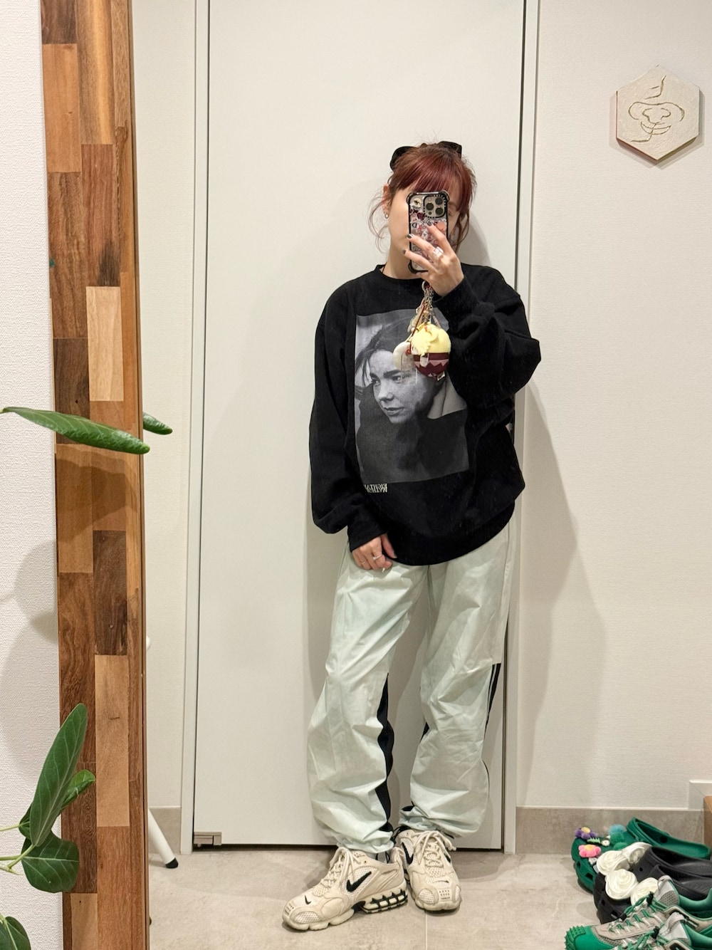 「カジュアル、LOEWE、ジャージ、スポーティ、スウエット、オーバーサイズ、ビョーク、フォトスエット」｜「?のアイテム（スウェット、ブラック系）」を使った、高橋愛さん（レディース・154cm）の春コーディネートの1枚目の写真